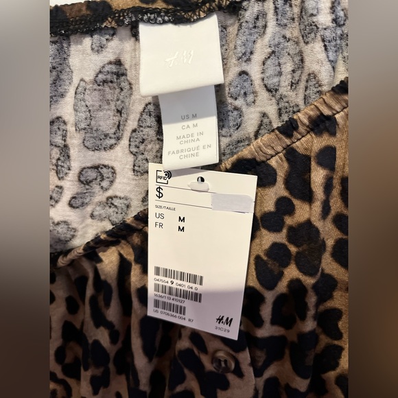 NWT H&M Medium Leopard Print Off Shoulder Blouse Short Top Shirt Long Sleeves - Picture 5 of 6
